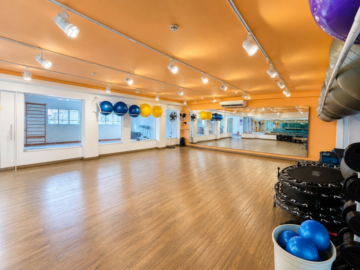 Sala de ginástica da Acquatherm com bolas e equipamentos