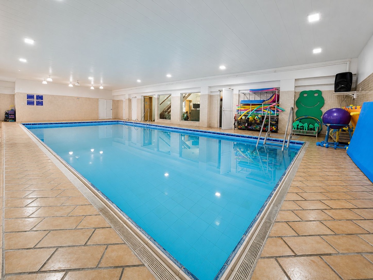Piscina infantil da Acquatherm com brinquedos e materiais de aula